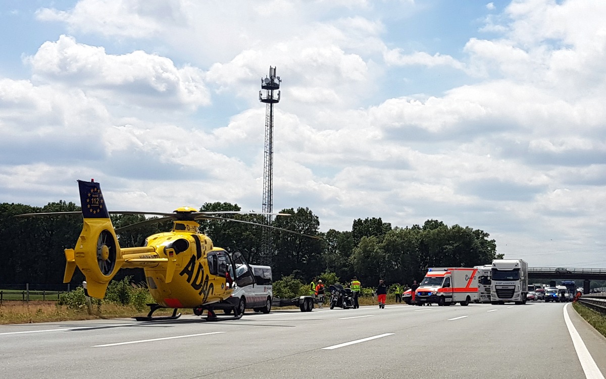 POL-ROW: ++ Hansalinie A1 - Sozia fällt nach Reifenplatzer vom Motorrad ++ Anhänger brennt nach Reifenplatzer ++ Kollision mit Verkehrsberuhigung - 27-Jährige leicht verletzt ++