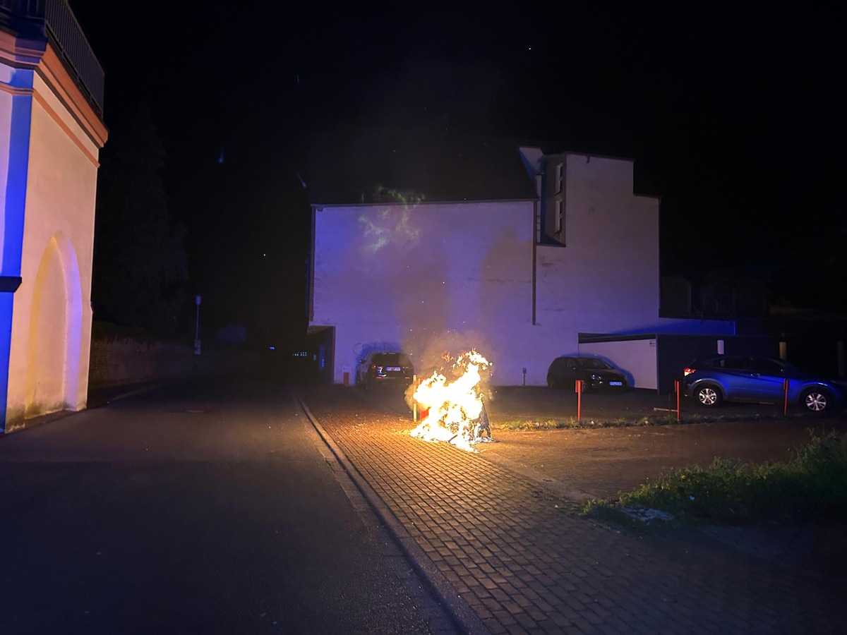 FW Xanten: Brand zweier Mülltonnen