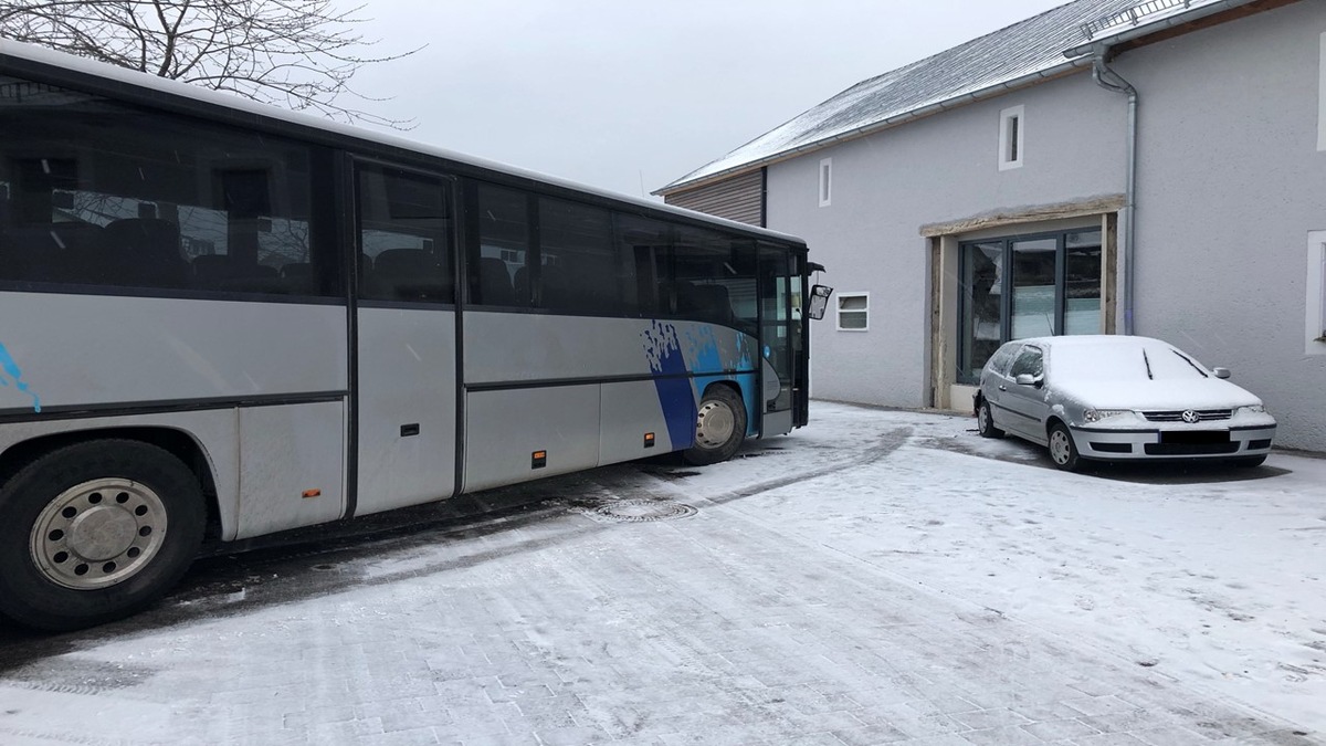 POL-PDWIL: Verkehrsunfall mit Kindergartenbus