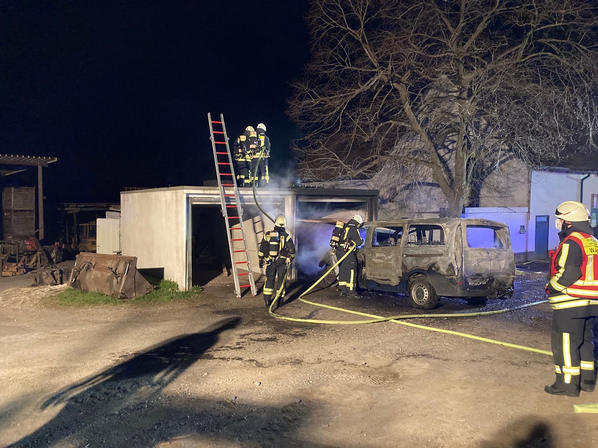 FW-EN: Kleintransporter im Vollbrand in einer Garage