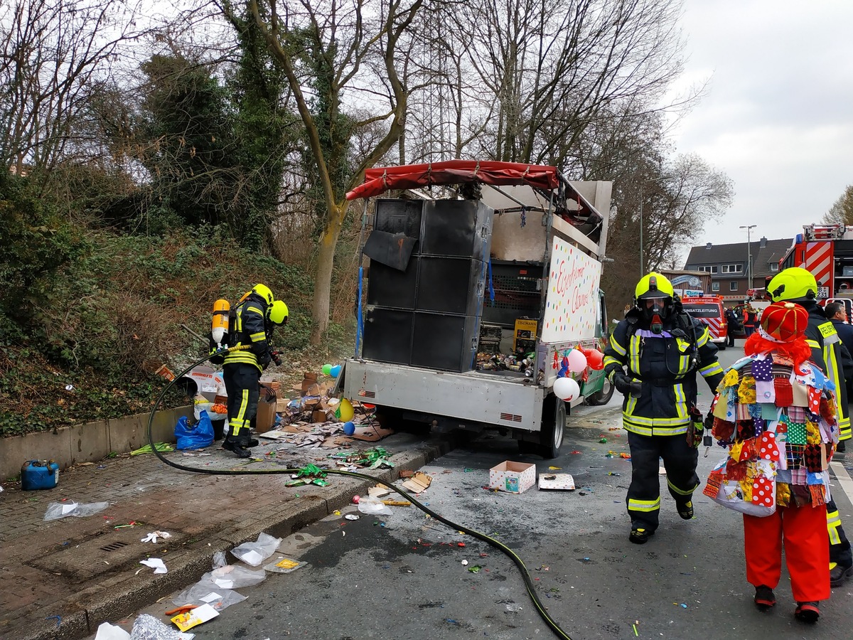 FW-OB: Karnevalswagen gerät in Flammen