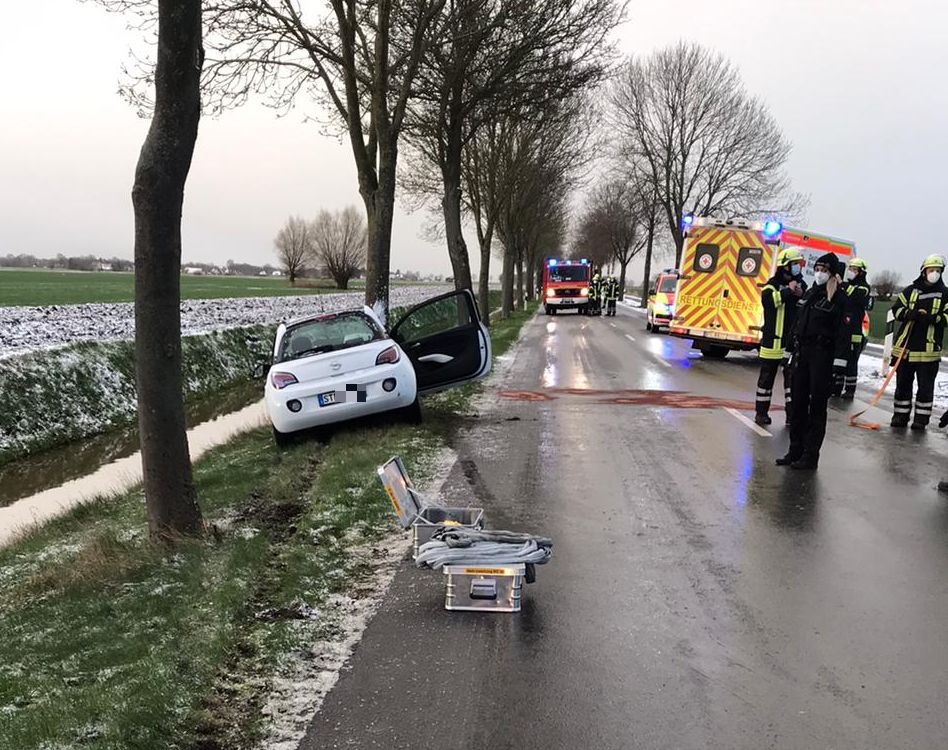 POL-STD: Zwei Raubüberfälle auf Taxifahrer in Stade, Einbrüche über Ostern, Polizei muss Corona-Ansammlung am Buxtehuder Bahnhof auflösen, Autofahrerin bei Unfall in Ritschermoor schwer verletzt