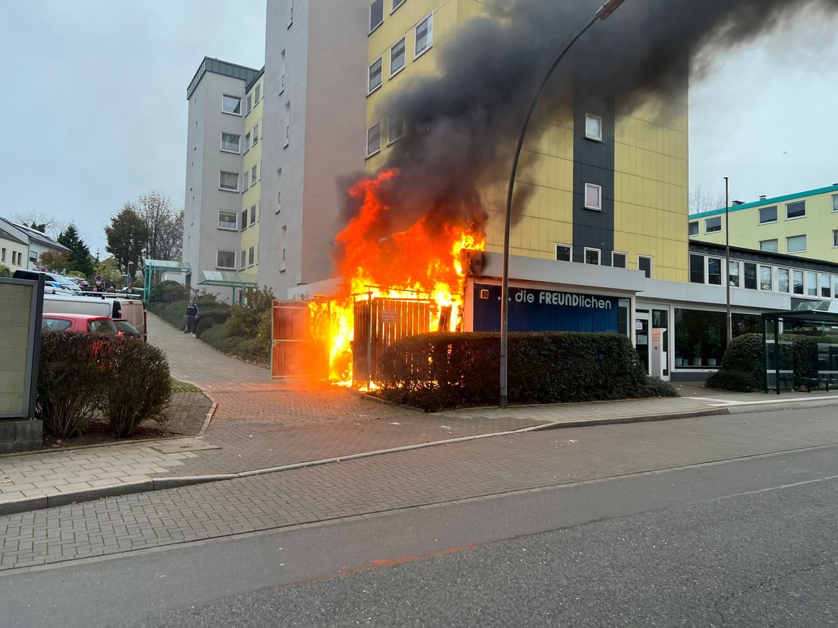 FW-Velbert: Feuer greift auf Gebäude über