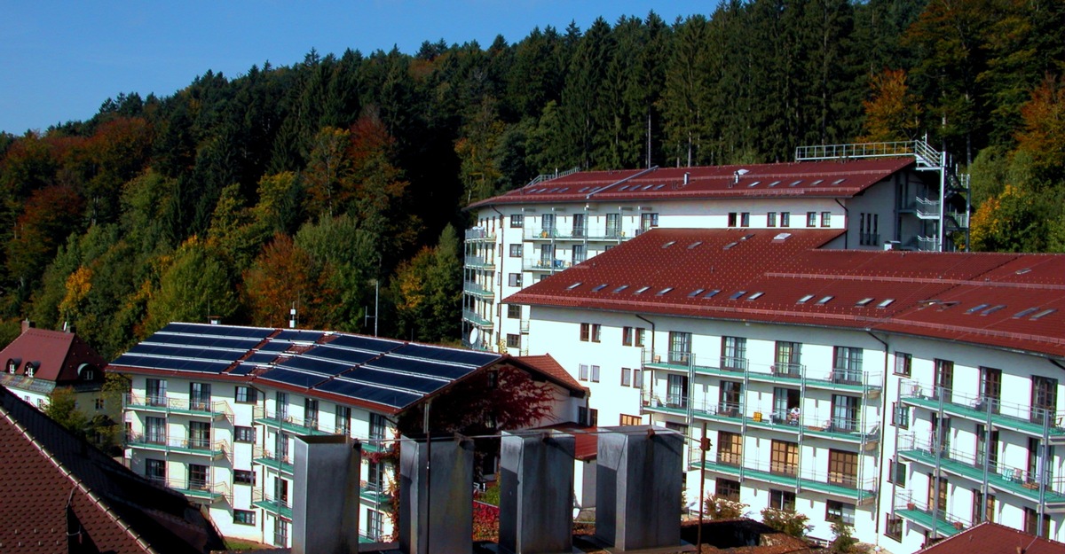 Asklepios Klinik Schaufling auf dem Weg zum &quot;Green Hospital&quot;: Inbetriebnahme des ersten Teils der solarthermischen Anlage (BILD)