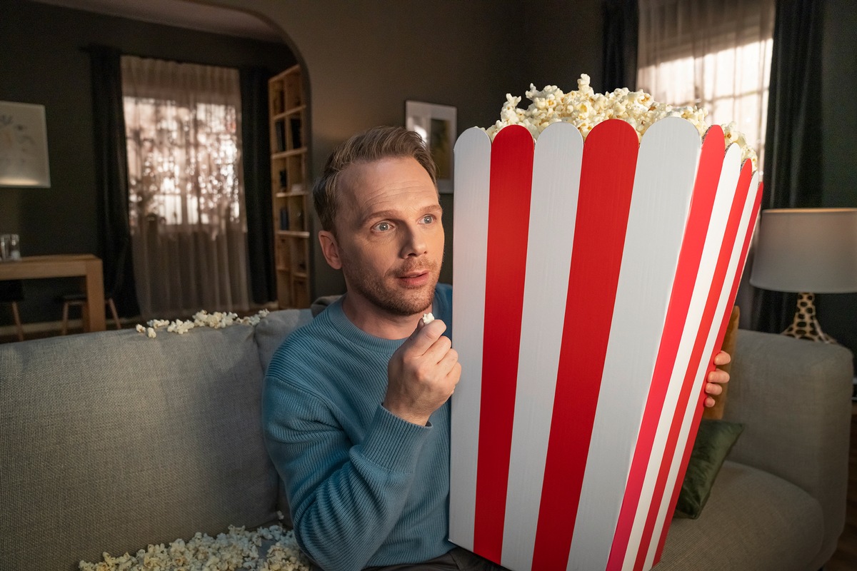 &quot;So geht Fernsehen.&quot;: Comedian Ralf Schmitz entdeckt in der neuen HD+ Kampagne, wie einfach HD+ modernen Fernsehgenuss macht