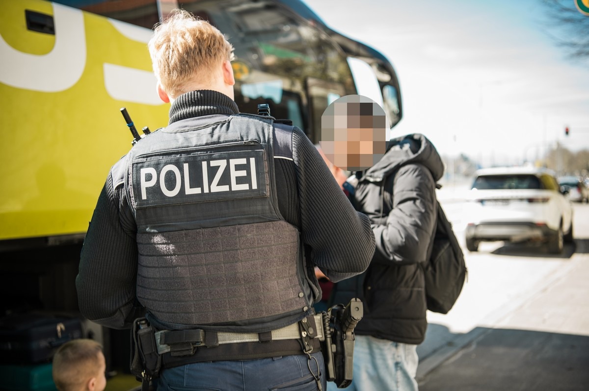 Bundespolizeidirektion München: Busreisende unerlaubt eingereist und von Justizbehörden gesucht/ Bundespolizei vollstreckt zwei Haftbefehle