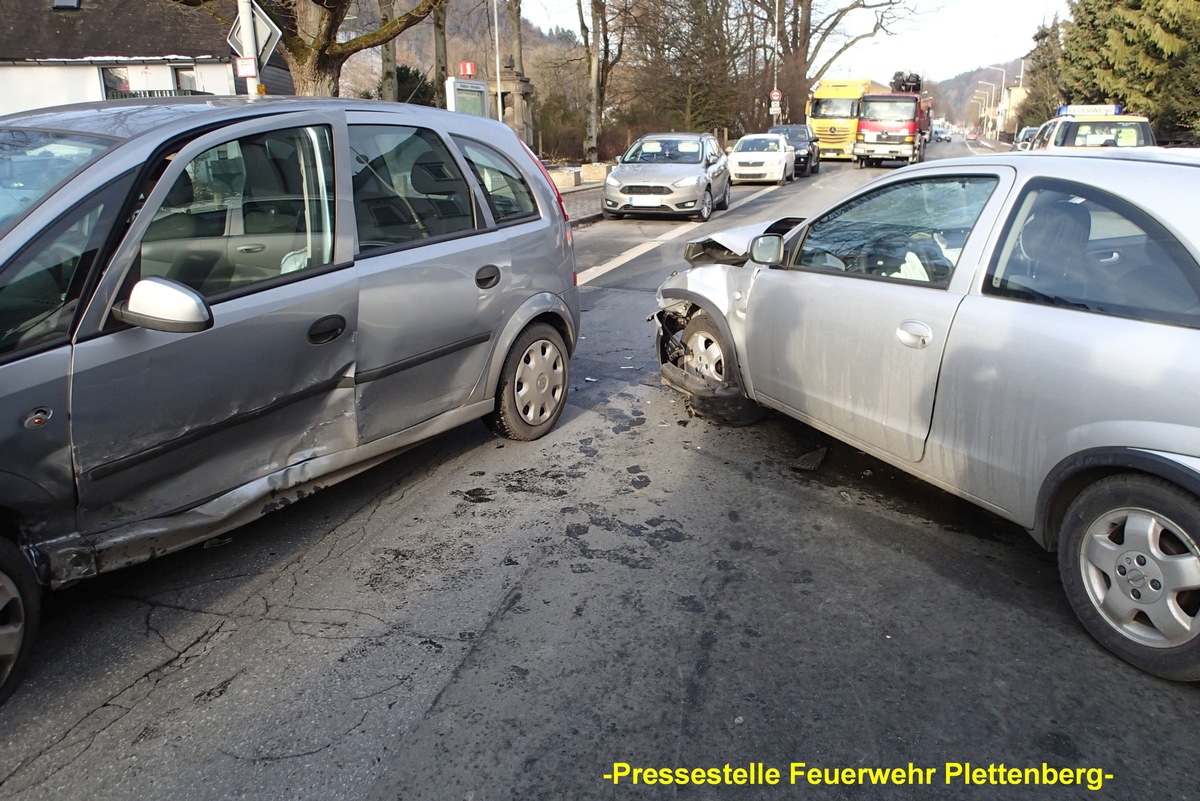 FW-PL: OT-Ohle/B236. Kollision im Kreuzungsbereich mit drei Verletzten