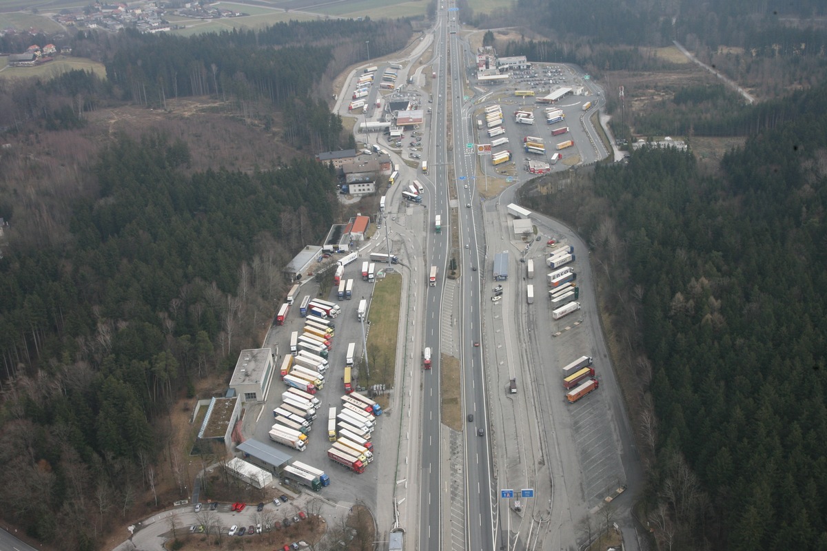 HZA-RO: Zollamt Bad Reichenhall-Autobahn empfängt interessierte Reisegruppe von Polizisten und deren Angehörige vom Polizeipräsidium Nordhessen / Überraschung über Vielfältigkeit der Aufgaben beim Zoll