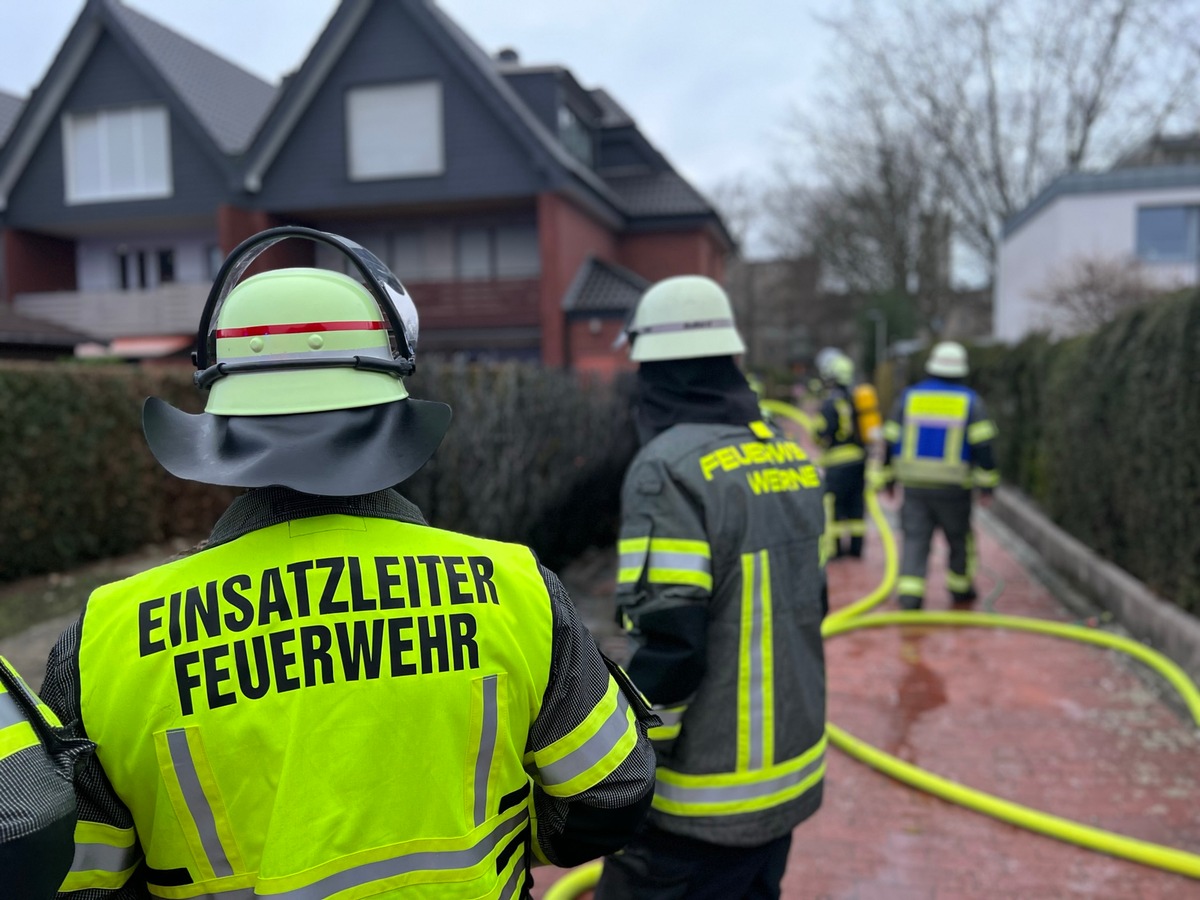 FW-WRN: FEUER_3 - LZ1 - brennt Hecke // 2,5 Meter hoch // nah am Haus und droht überzugreifen