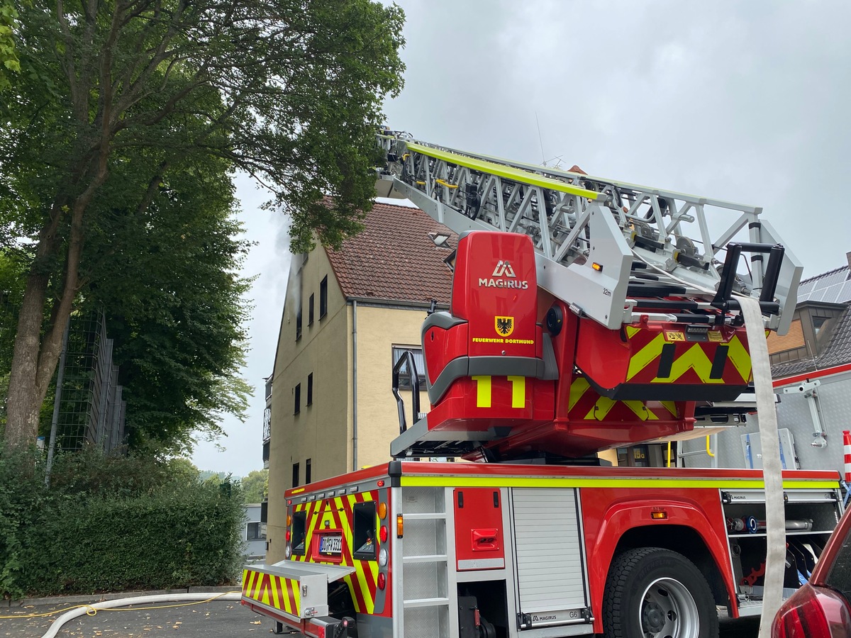 FW-DO: Küchenbrand in einer Dachgeschosswohnung // Feuerwehr verhindert Dachstuhlbrand