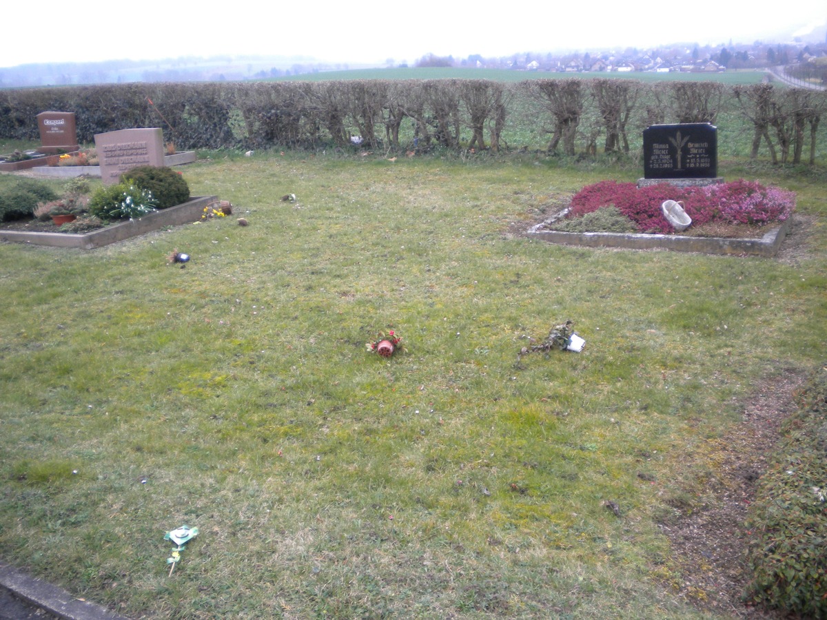 POL-HOL: Friedhof Lobach: Blumen, Gestecke und Bepflanzungen von Gräbern gerissen - Polizei ermittelt wegen Störung der Totenruhe und Sachbeschädigung -