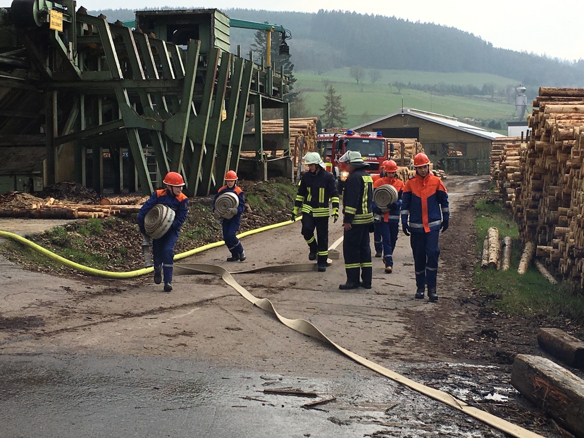 FW-OE: Jugendfeuerwehr und DLRG üben erfolgreich gemeinsam