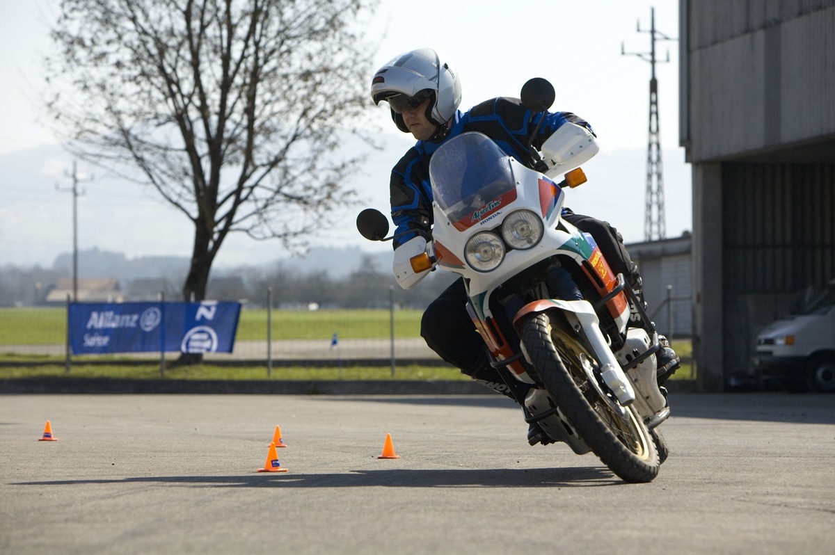 Sicher auf dem Motorrad: Allianz Suisse bietet wieder Fahrtrainings an