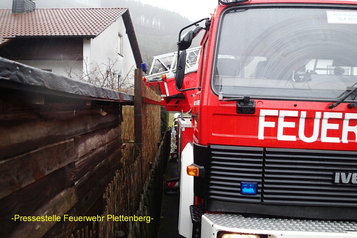 FW-PL: Bäume auf der Straße, Schornsteinbrand, Ölspur, Brandmeldealarm