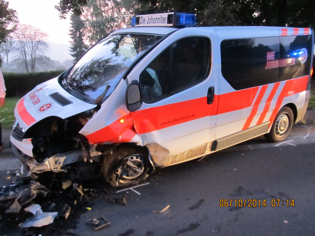 POL-HOL: Bundesstraße 240;  Eschershausen - Scharfoldendorf: PKW mit Rettungswagen zusammengestoßen - PKW-Fahrer leicht verletzt / 30.000,-- EUR Sachschaden -