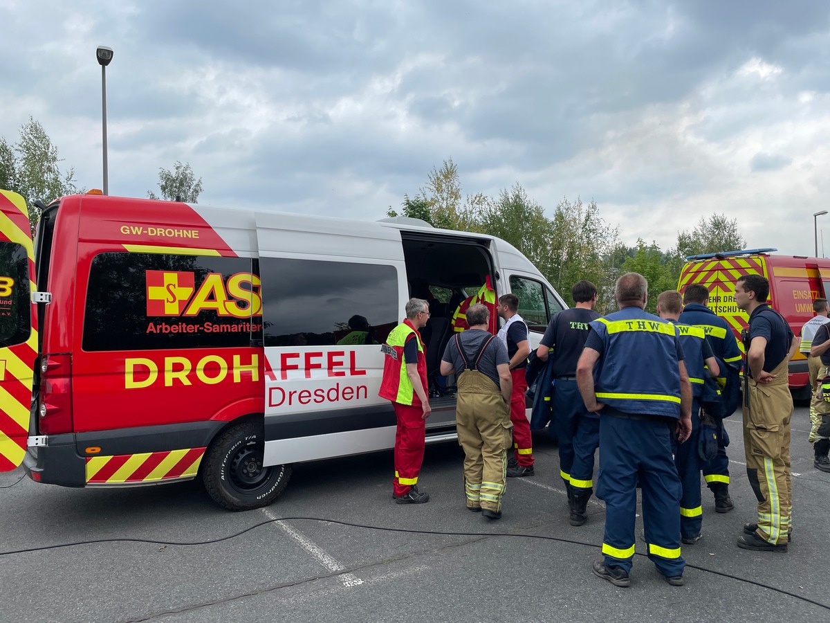 FW Dresden: Update zum Großbrand im Industriegelände