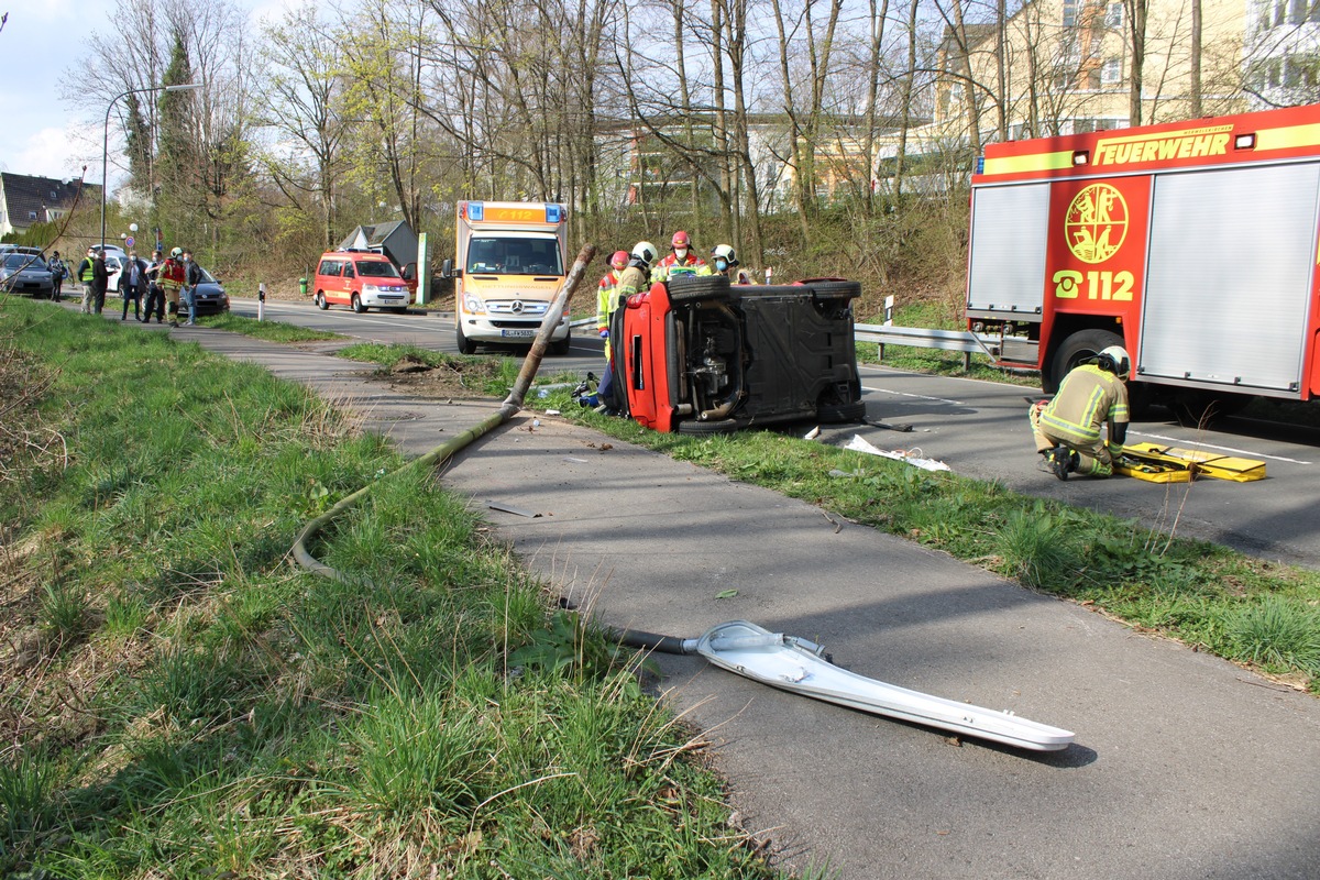 POL-RBK: Wermelskirchen - Totalschaden nach Kollision mit Straßenlaterne