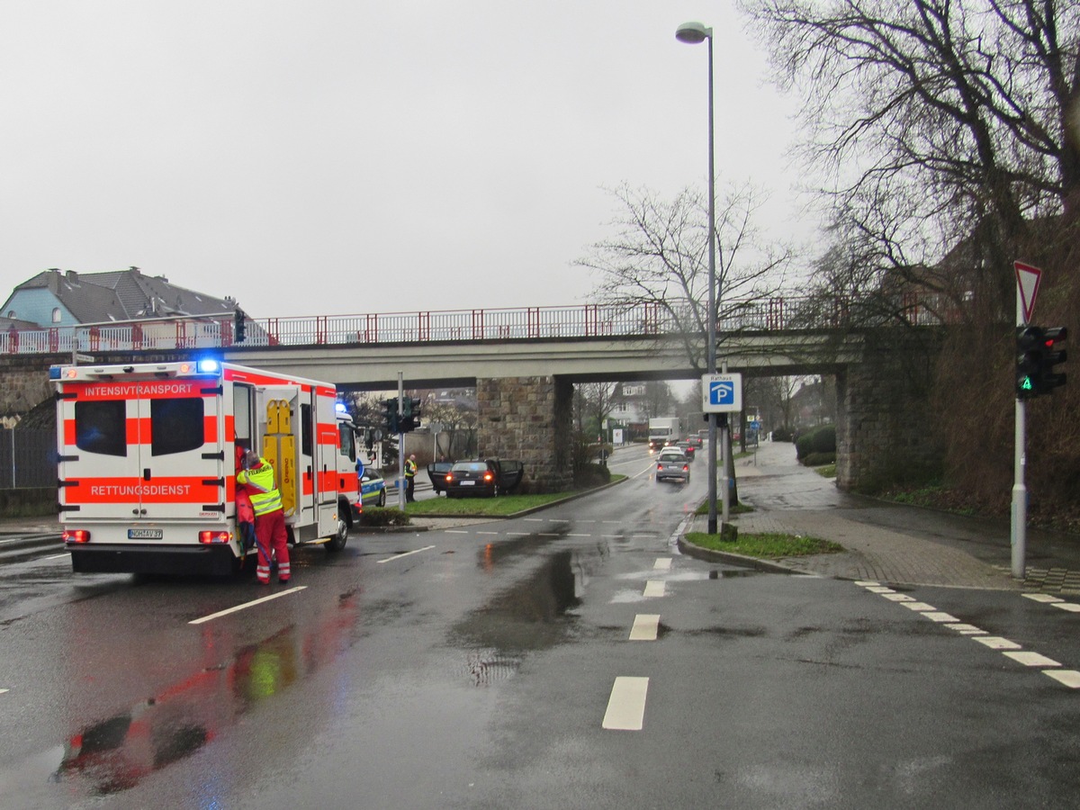 POL-ME: Von der Fahrbahn abgekommen und gegen Brückenpfeiler geprallt - Velbert - 2001078