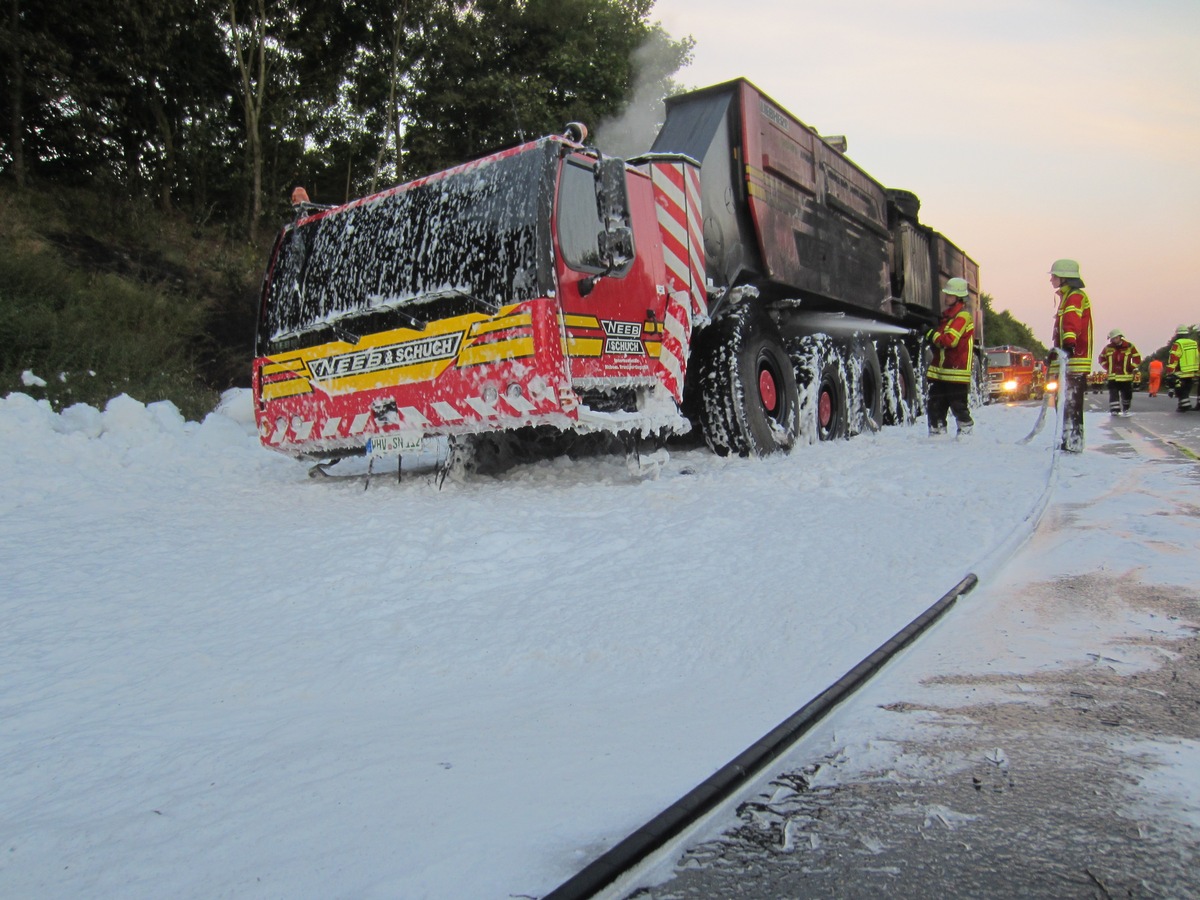 POL-WL: Schwerlasttransport geriet während der Fahrt in Brand