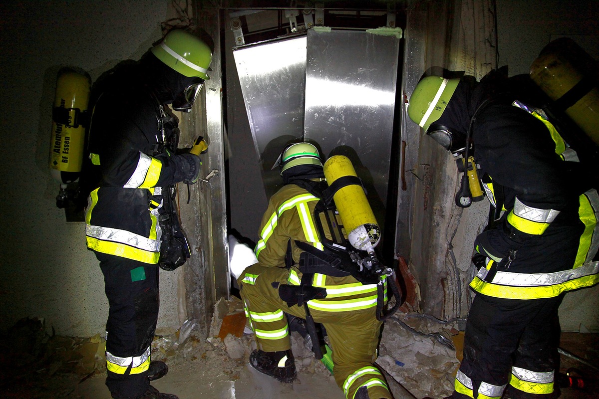 FW-E: Feuer in ehemaliger RWE-Zentrale an der Huyssenallee, niemand verletzt