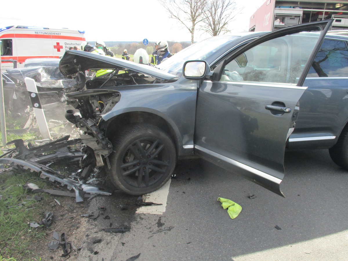 POL-LG: ++ schwerer Verkehrsunfall nach Frontalkollision auf Landesstraße 233 ++ drei Schwerstverletzte nach Kollision beim Abbiegen ++ Rettungshubschrauber im Einsatz ++ Landesstraße voll gesperrt ++