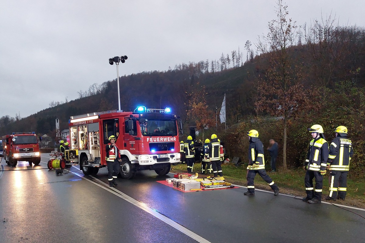 FW Finnentrop: Verkehrsunfall mit eingeschlossener Person