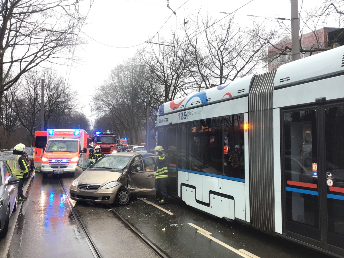 FW-BO: Verkehrsunfall zwischen Straßenbahn und PKW - eine leichtverletzte Person