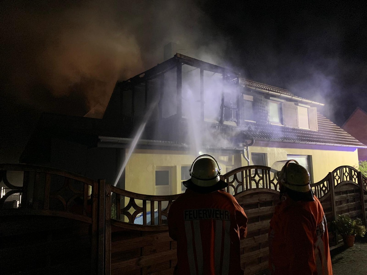 FFW Schiffdorf: Wohnungsbrand - Feuerwehr kann übergreifen auf restliche Wohnung verhindern