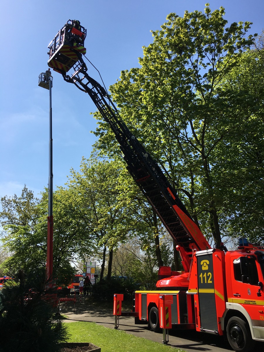 FW-MH: Person aus 20 Meter Höhe gerettet.