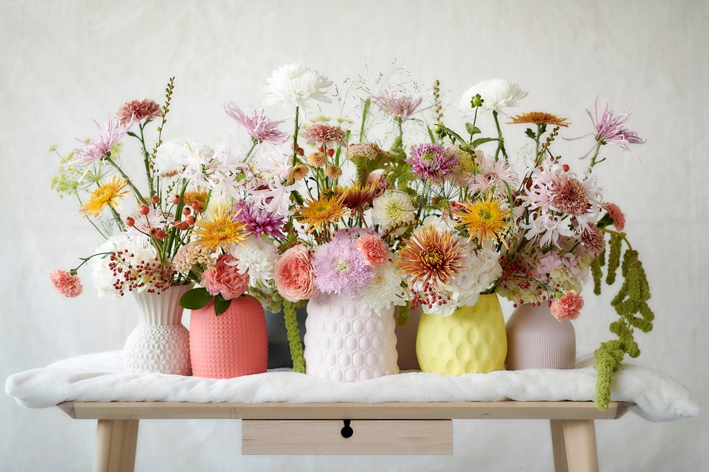 Bunte Blumen treffen auf bayerische Lebensfreude / Wiesn-Feeling mit Alstromerie, Chrysantheme und Beerenzweigen