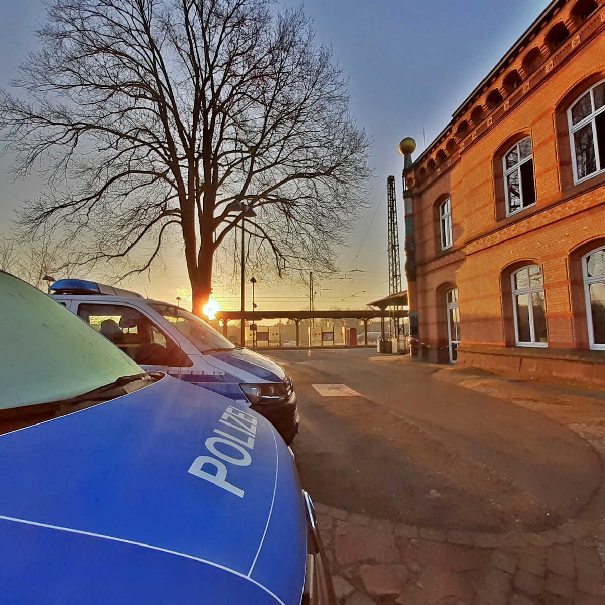 BPOL-HB: Bundespolizeiliche Maßnahmen führen zu Aufgriffen: Beamte stellen einen gewaltbereiten Mann am Bahnhof Uelzen. Ein weiterer trägt ein Messer in der Hand.