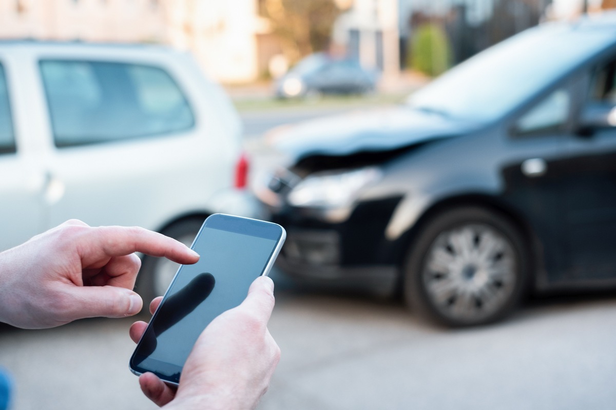 BLICKWINKEL: Mobile Kfz-Versicherung - das Servicecenter für die Hosentasche