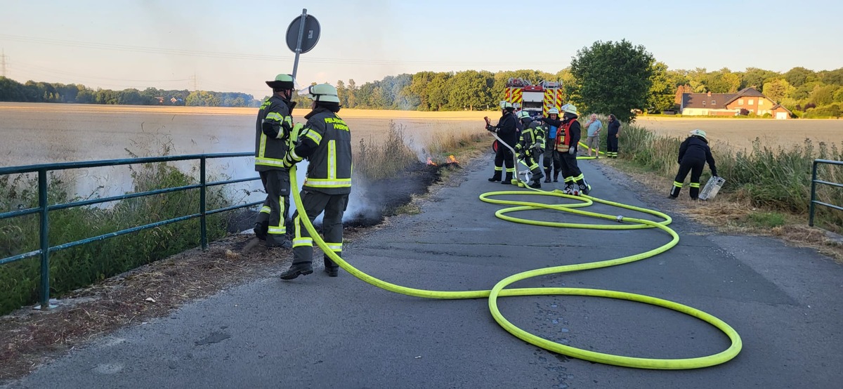 FW-WRN: FEUER_2 - LZ1 - brennt Feld