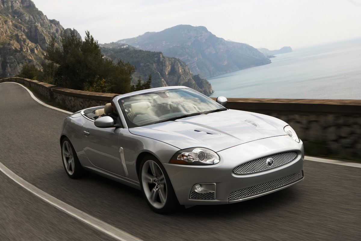 R-Version des Jaguar XK debütiert auf der London Motorshow: Faszinierender Grand Tourer-Sportwagen