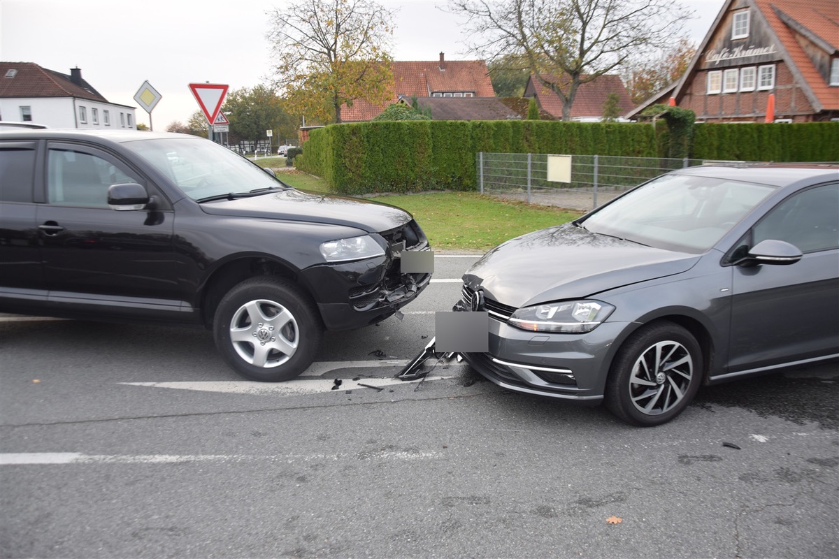 POL-HF: Verkehrsunfall beim Abbiegen - Zwei Personen leicht verletzt