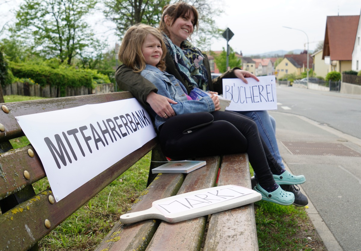 Mitfahrbänke - die neue Art des Trampens / Unfall: Was müssen der mitnehmende Autofahrer und der Tramper wissen?