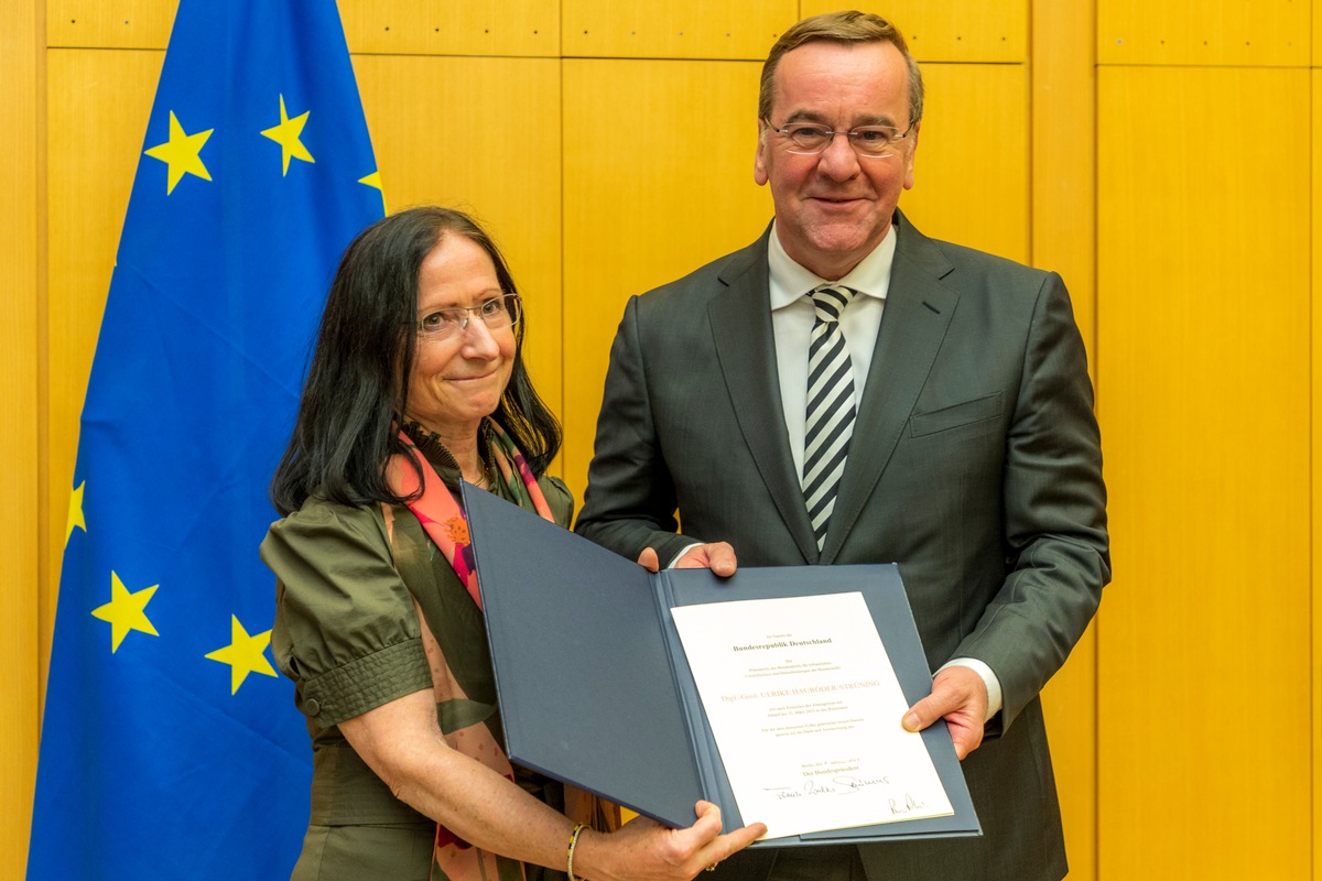 Serenade für die Präsidentin des Bundesamtes für Infrastruktur, Umweltschutz und Dienstleistungen der Bundeswehr, Ulrike Hauröder-Strüning