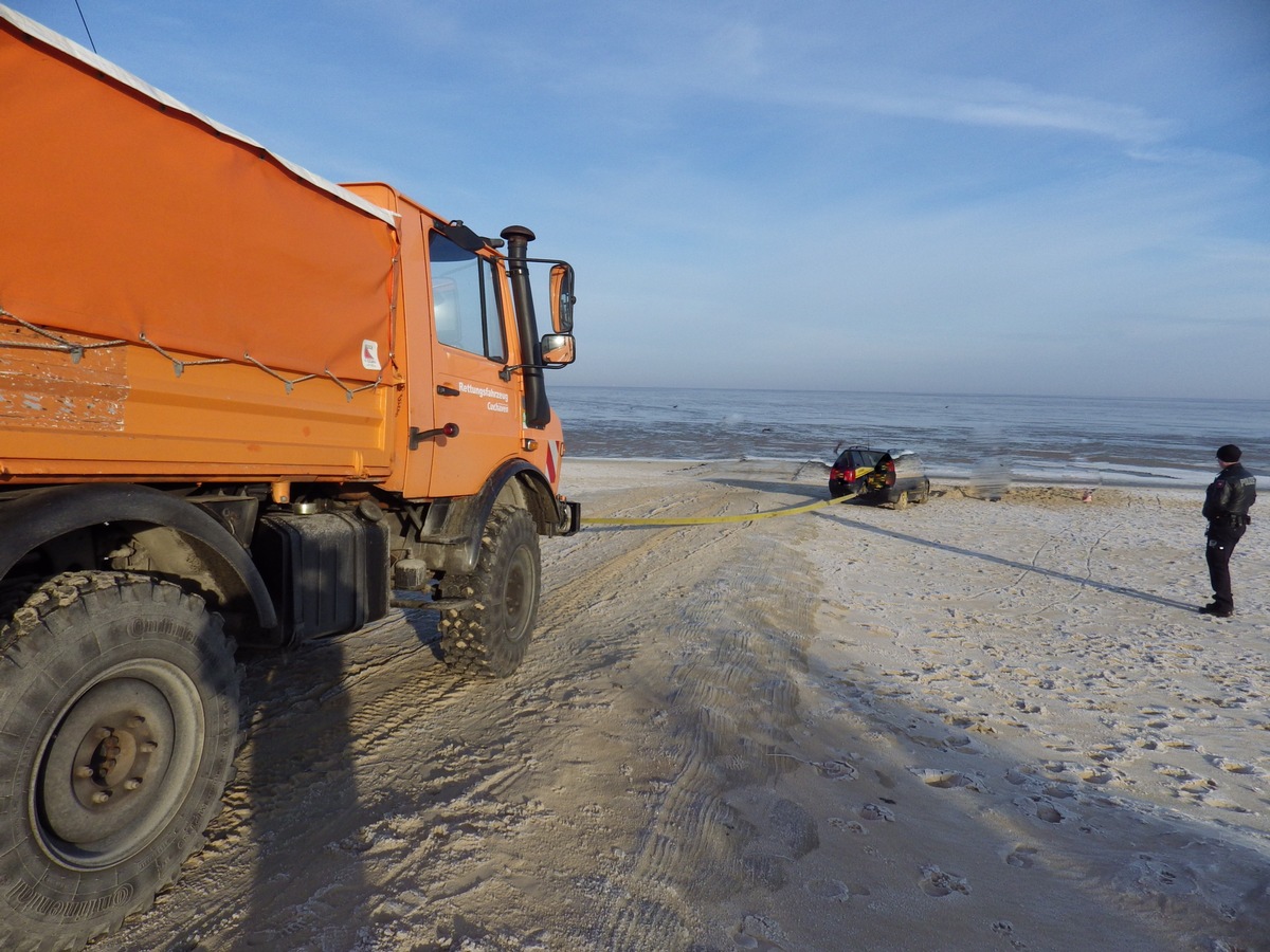 POL-CUX: +++ Polizeieinsatz in Ihlienworth +++ Autofahrer mit über 1,5 Promille unterwegs +++ Mit Pkw am Strand festgefahren +++