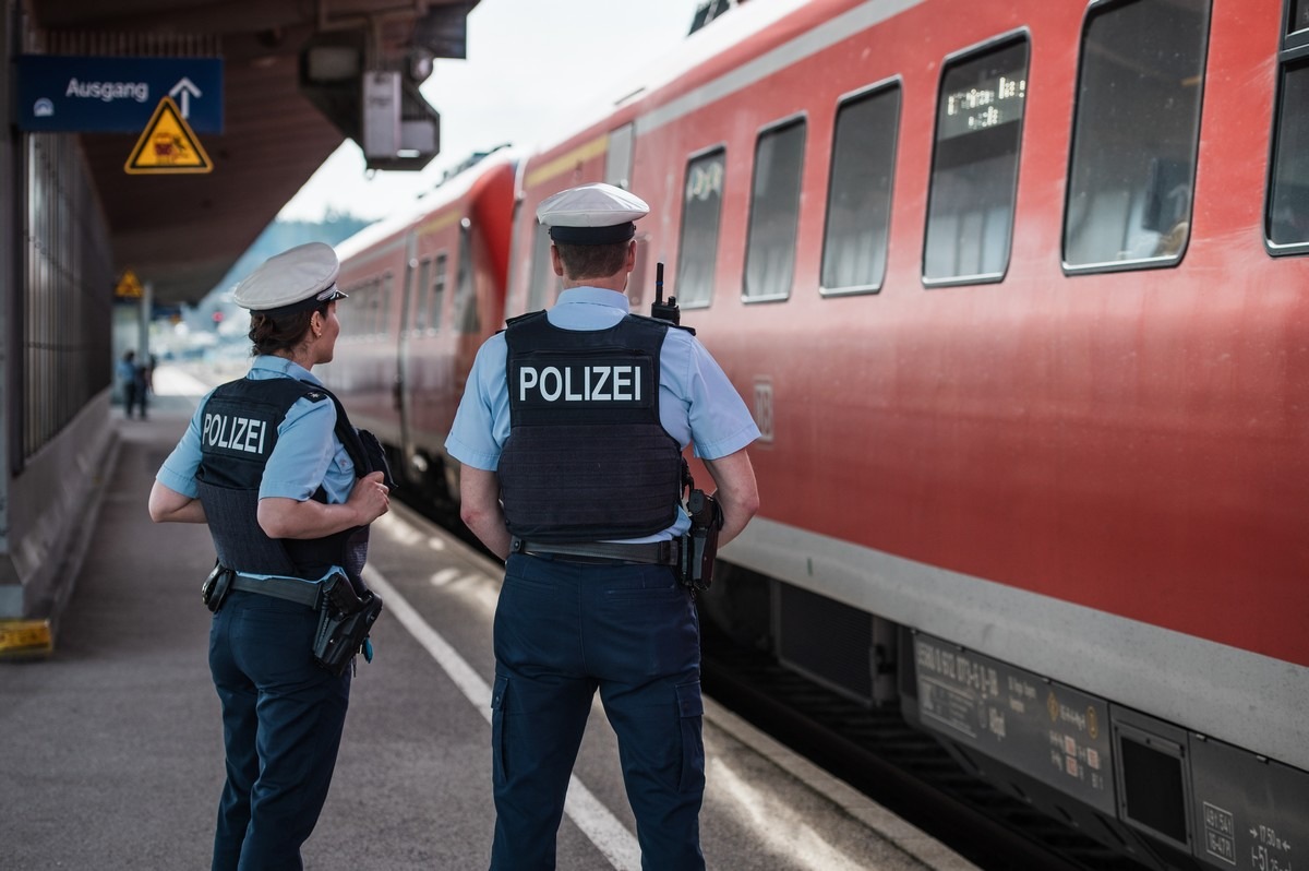 Bundespolizeidirektion München: Fremdes Zugticket und bearbeiteter Aufenthaltstitel/ Bundespolizei zeigt Jugendliche an