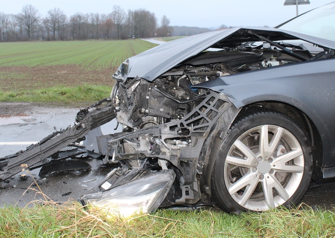 POL-MI: Kleinwagen schleudert nach Zusammenstoß in Oberbauerschaft auf Feld