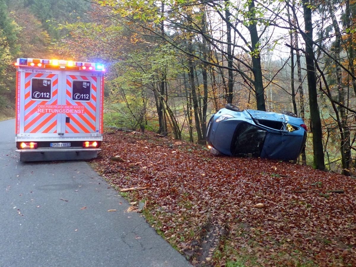 POL-GM: 121119-1001:  Zwei Verletzte bei Überschlag mit Auto