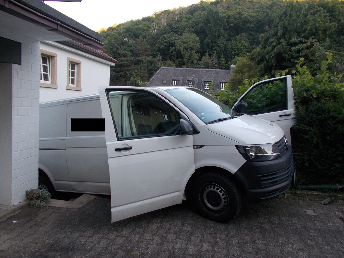 POL-PDNW: Verkehrsunfall mit hohem Sachschaden