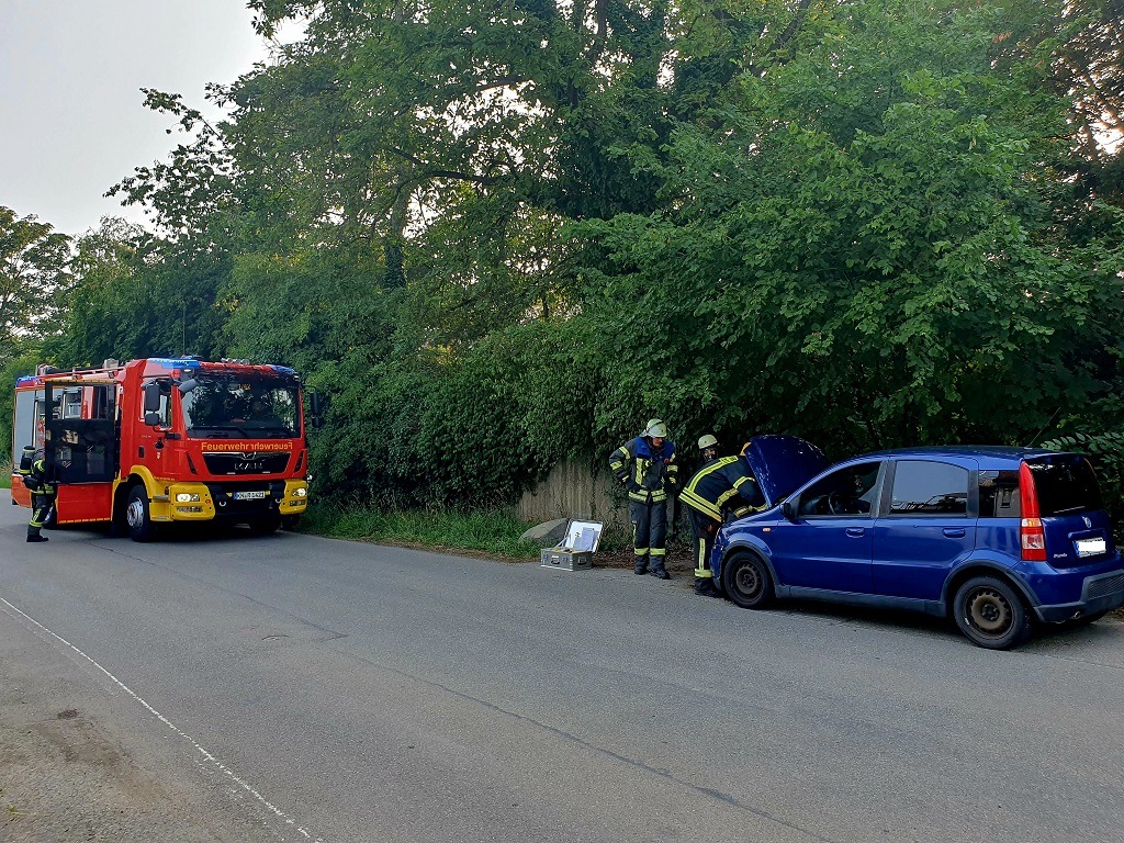 FW-Radolfzell: Brand im Motorraum eines PKW