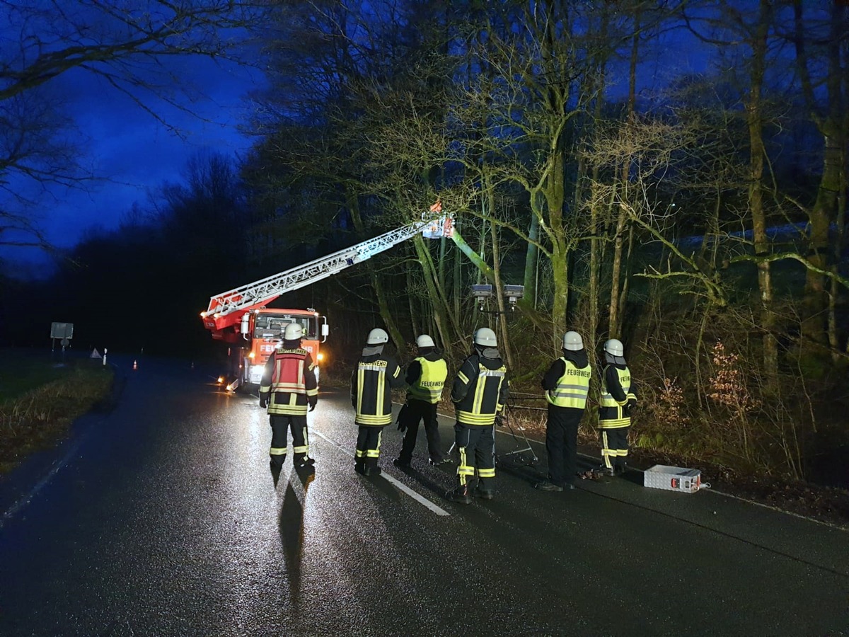 FW-EN: Baum droht auf Fahrbahn zu stürzen