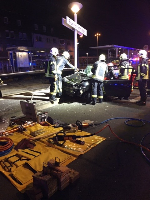 FW-GE: Auto verunfallt in Straßenbahnhaltestelle