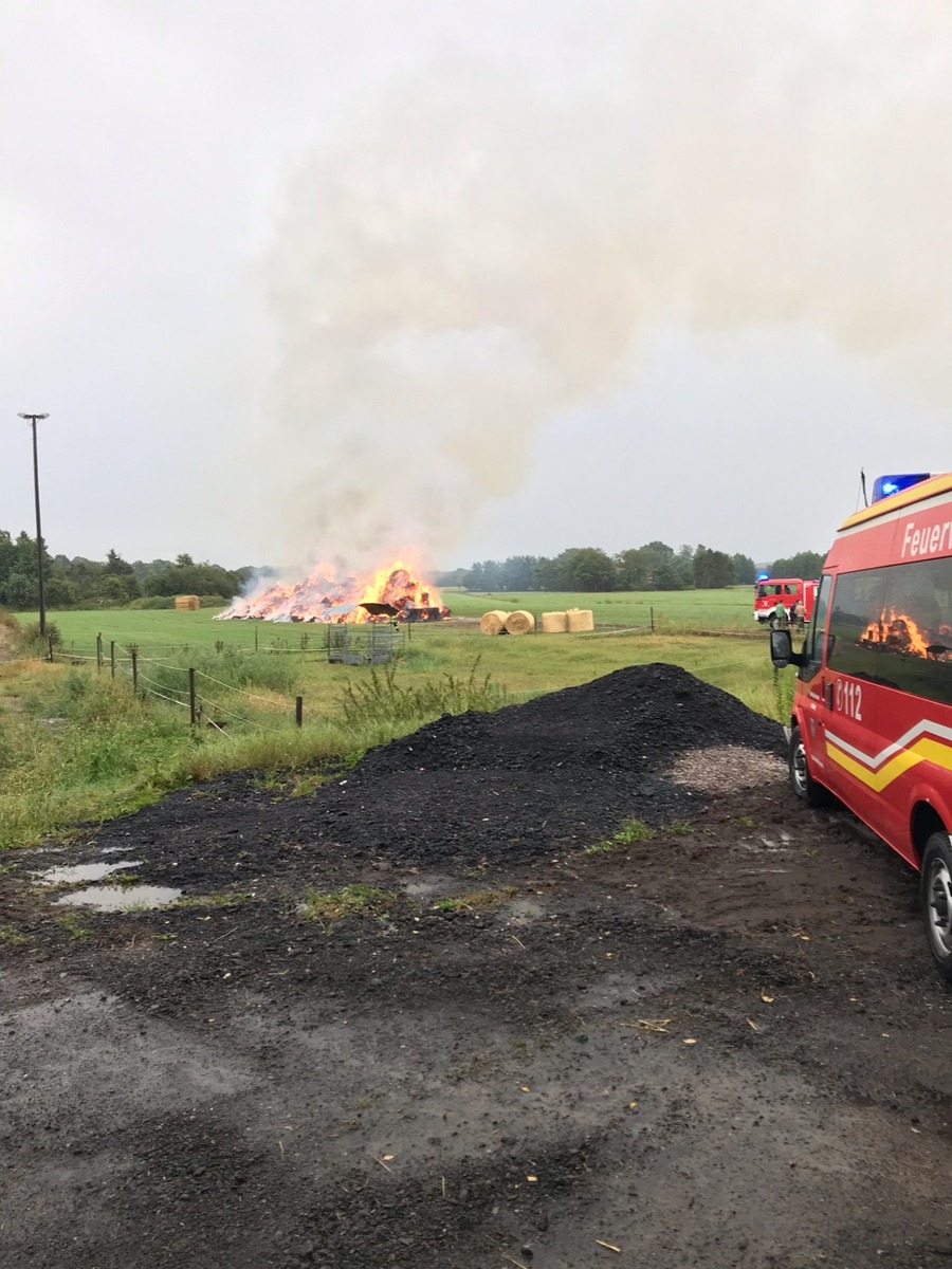 POL-VER: 300 Strohrundballen in Brand