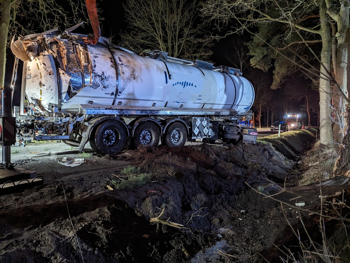 FW-ROW: Tanklastzug kippt im Trochel um