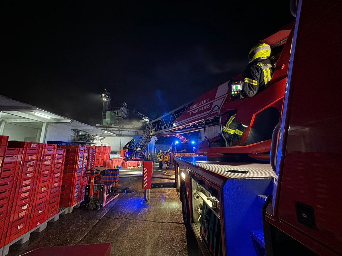 FW-NE: Brand in einer Fleischerei an der Büdericher Straße | Keine Verletzten