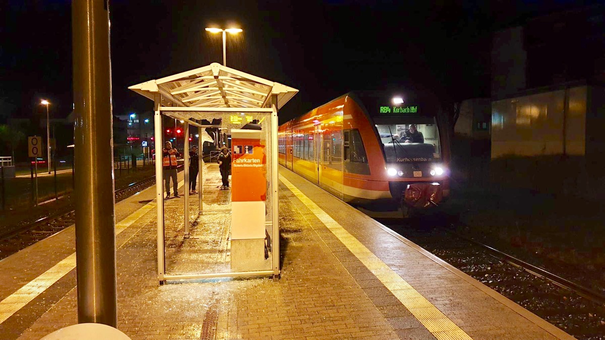 BPOL-KS: Scheiben klirren - 20-Jähriger randaliert am Bahn-hof