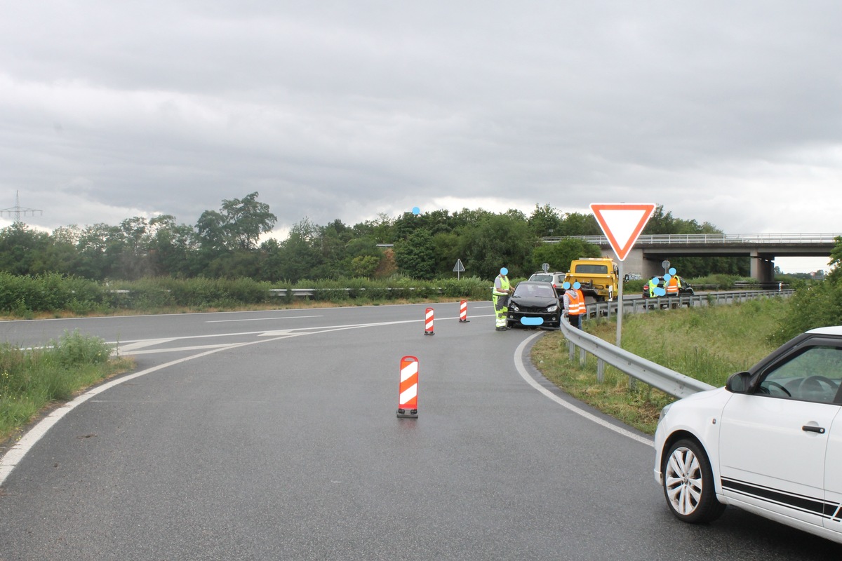 POL-PDNW: Verkehrsunfall - Fahrzeug hat sich gedreht